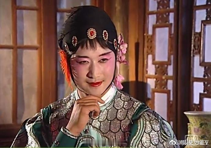 吴京微博之夜的时候还真是在偷偷擦唇膏。 