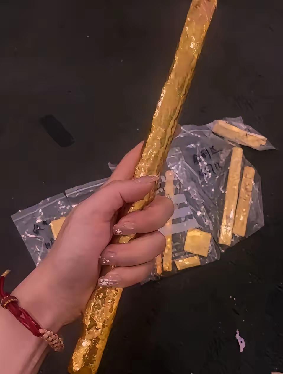 千万别把黄金当暴富捷径！我表姐的经历，给所有想炒金的人敲醒警钟。
 
去年她靠黄