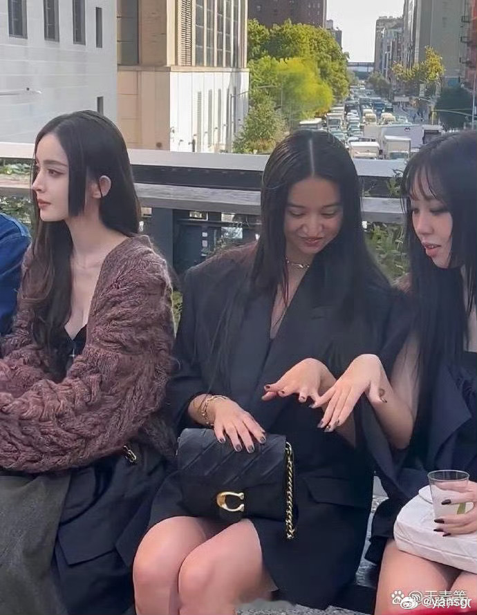 脸的大小在绝对的美貌面前不值一提，被虐的好惨 