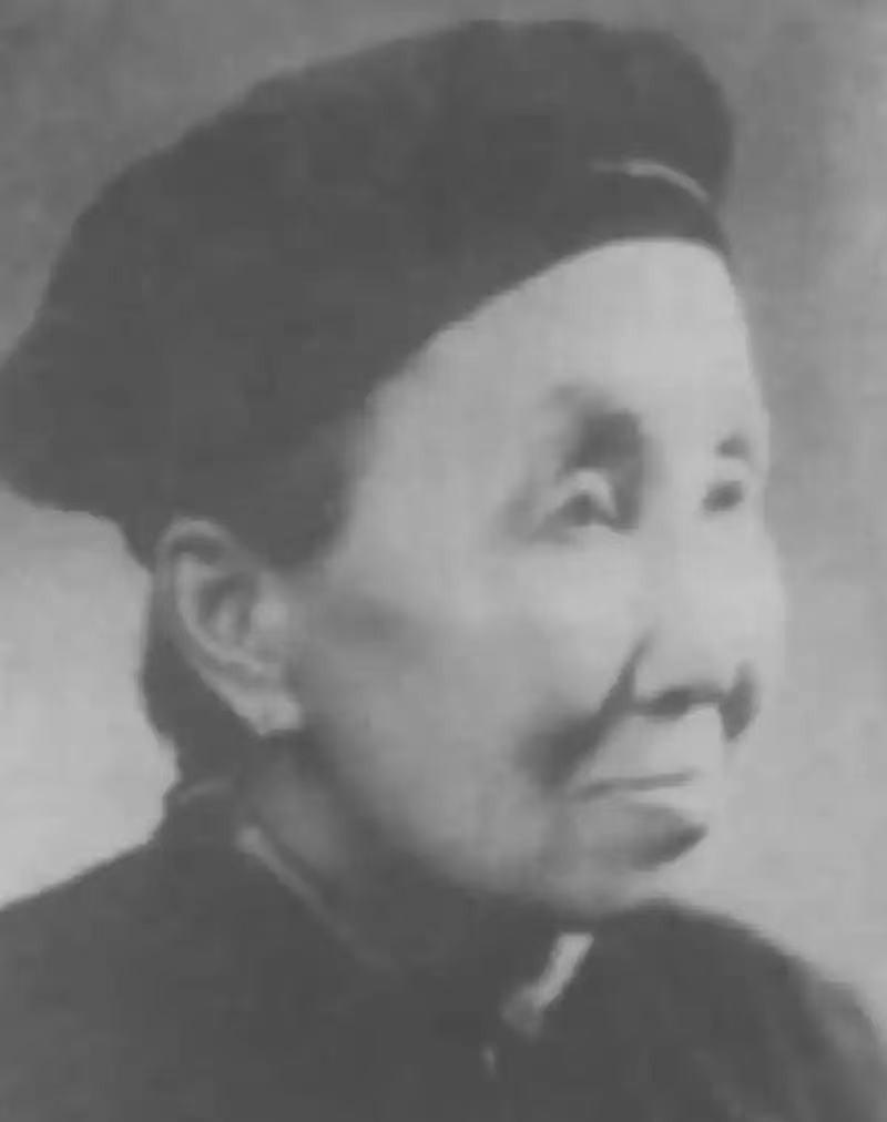 1950年，“双枪老太婆“赵洪文国被押赴刑场时拍下的照片。当时赵洪文国已经71岁