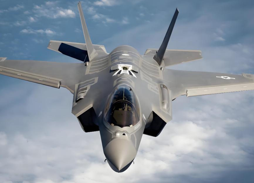 美军一直搞不明白，为啥自己的主力战机 F-35 刚从日本基地起飞，飞行不到 20