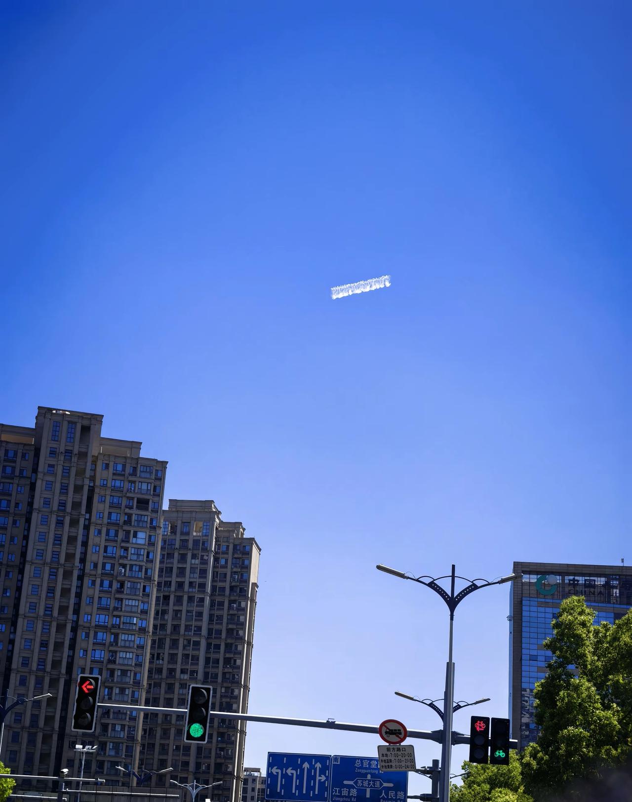 昨天苏州上空出现一朵奇怪的云，竟然是长方形的，不同区位的人都看到了。
谁知道这是