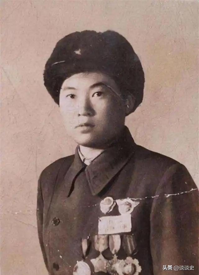 1950年，战斗英雄郭俊卿因劳累过度生病住院，医生正要帮她检查身体，她却执意要求