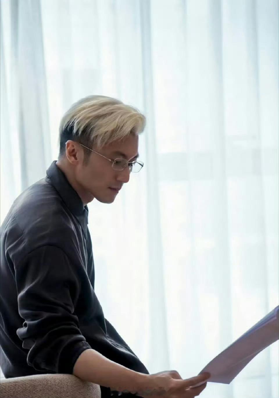 谢霆锋现身泉州，45岁的他从容自信，造型吸睛，成熟男人魅力尽显，太绝了！泉州偶遇