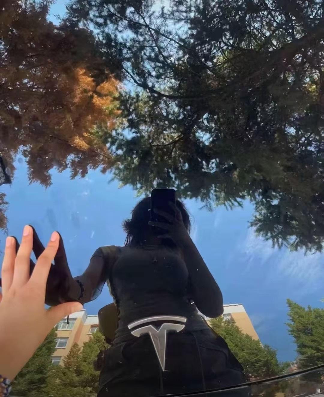 这个月好几个卖车的客户都是买焕新y，特斯拉是厉害的，我感觉他营销基本没发力至少对