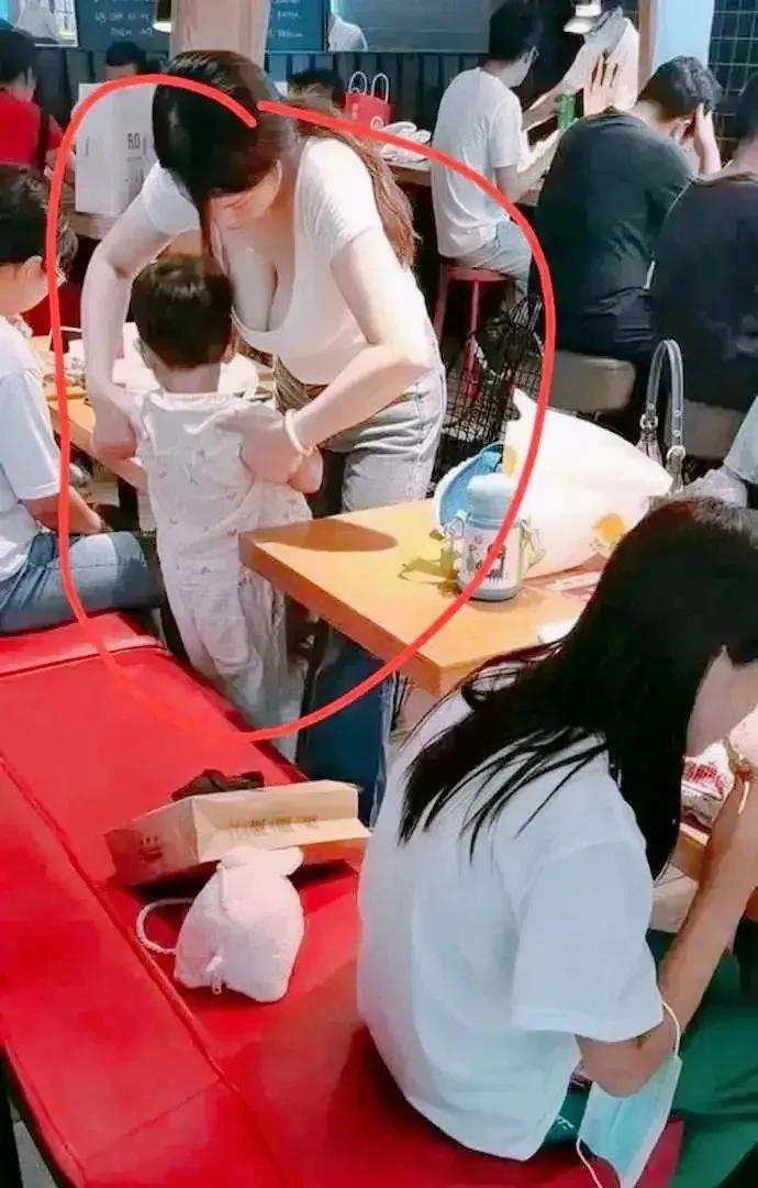抱娃、放座椅！年轻妈妈抱娃就餐，这样做既安全又舒适，赶快学起来吧！




“育