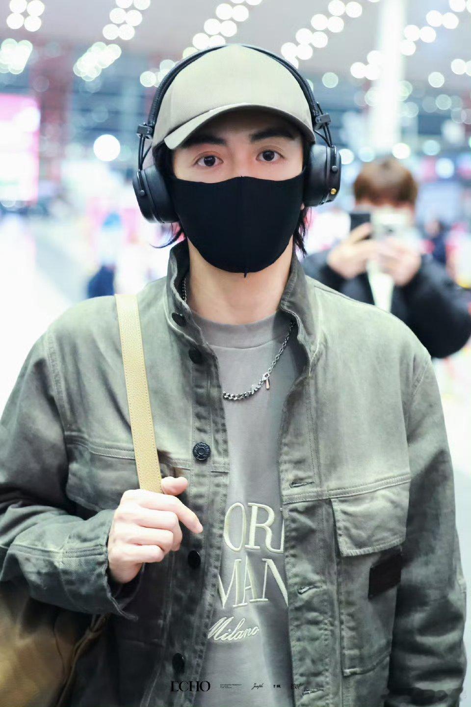 曾舜晞中午说开工晚上就出国了 行动力天花板就是曾舜晞！中午官宣开工，晚上即刻出国