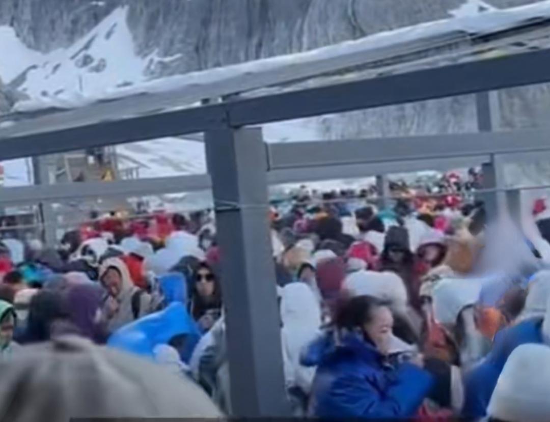 【玉龙雪山数百游客被冻到失温，孩子嘴唇发紫】
        2026年4月4日