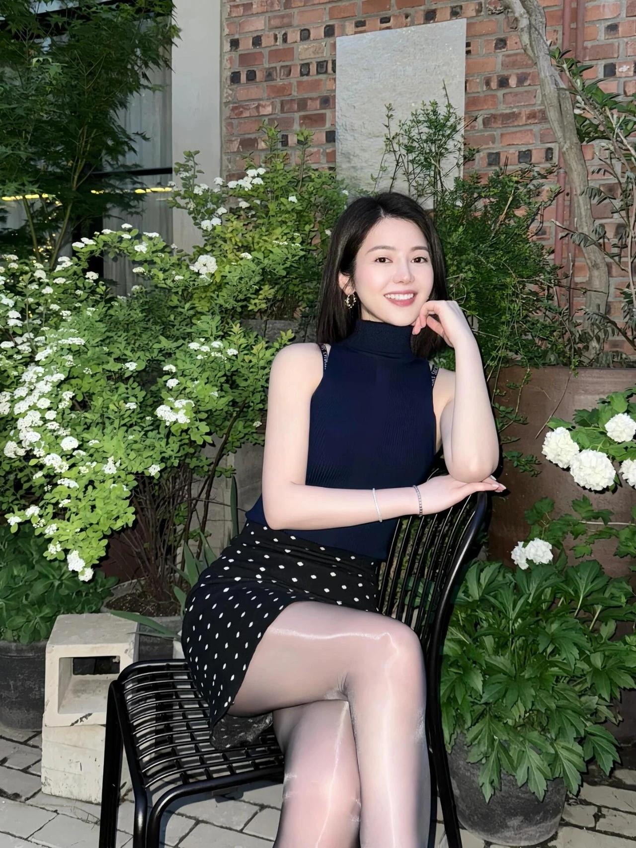 “蓝色无袖T+波点裙+光泽丝”，知性优雅，温柔浪漫的时尚魅力薄荷蓝连衣裙 雾蓝连