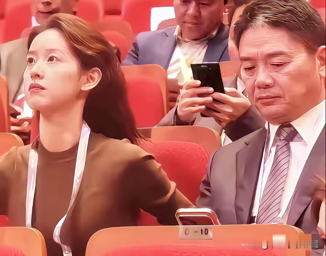 俩人同框像陌生人，刘强东似乎弄丢了当年那个满眼都是他的女孩，如今的章泽天已经越来