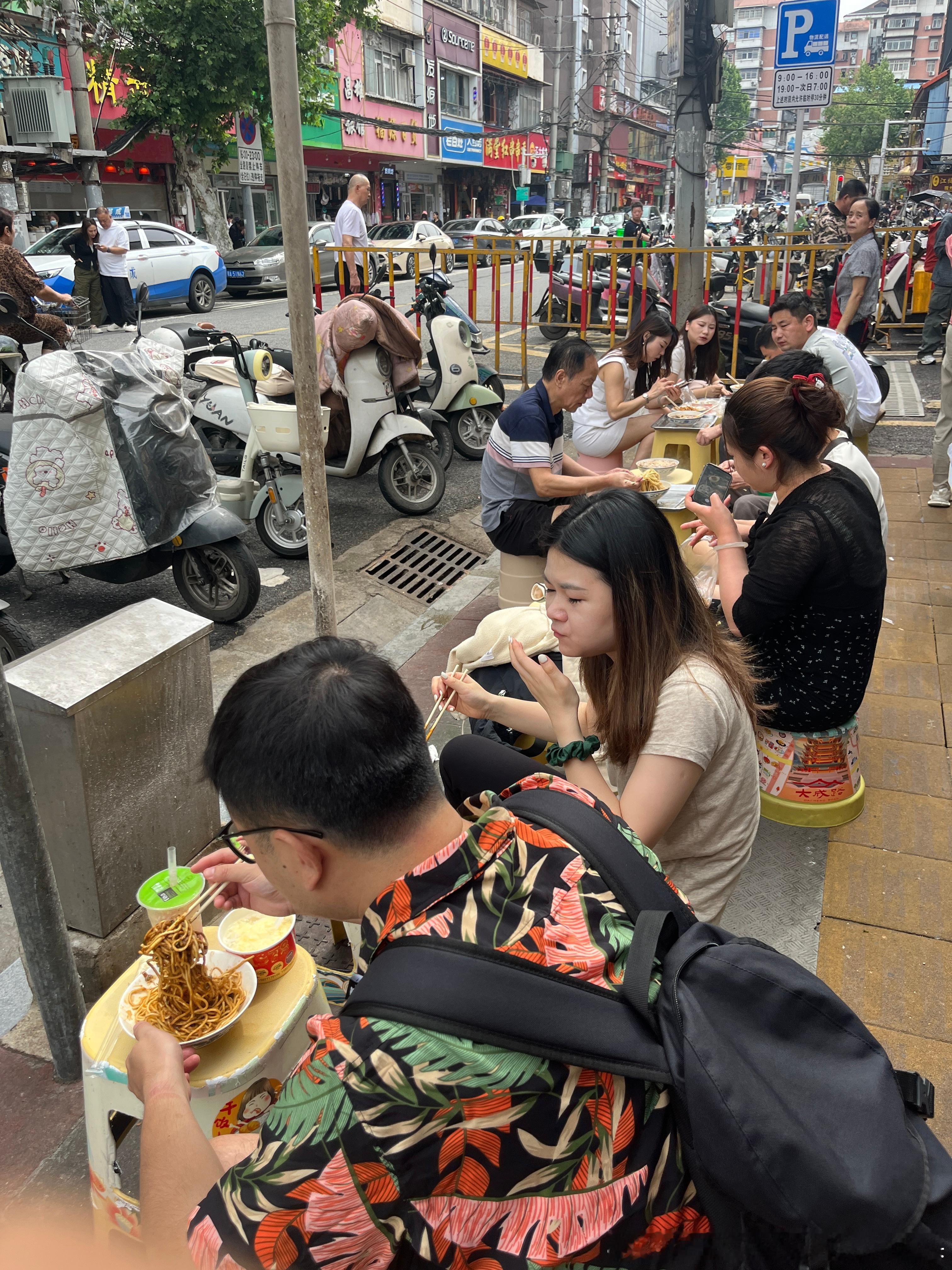 雷军 小女孩四舍五入 我也是和雷军去过同一条路过早了 