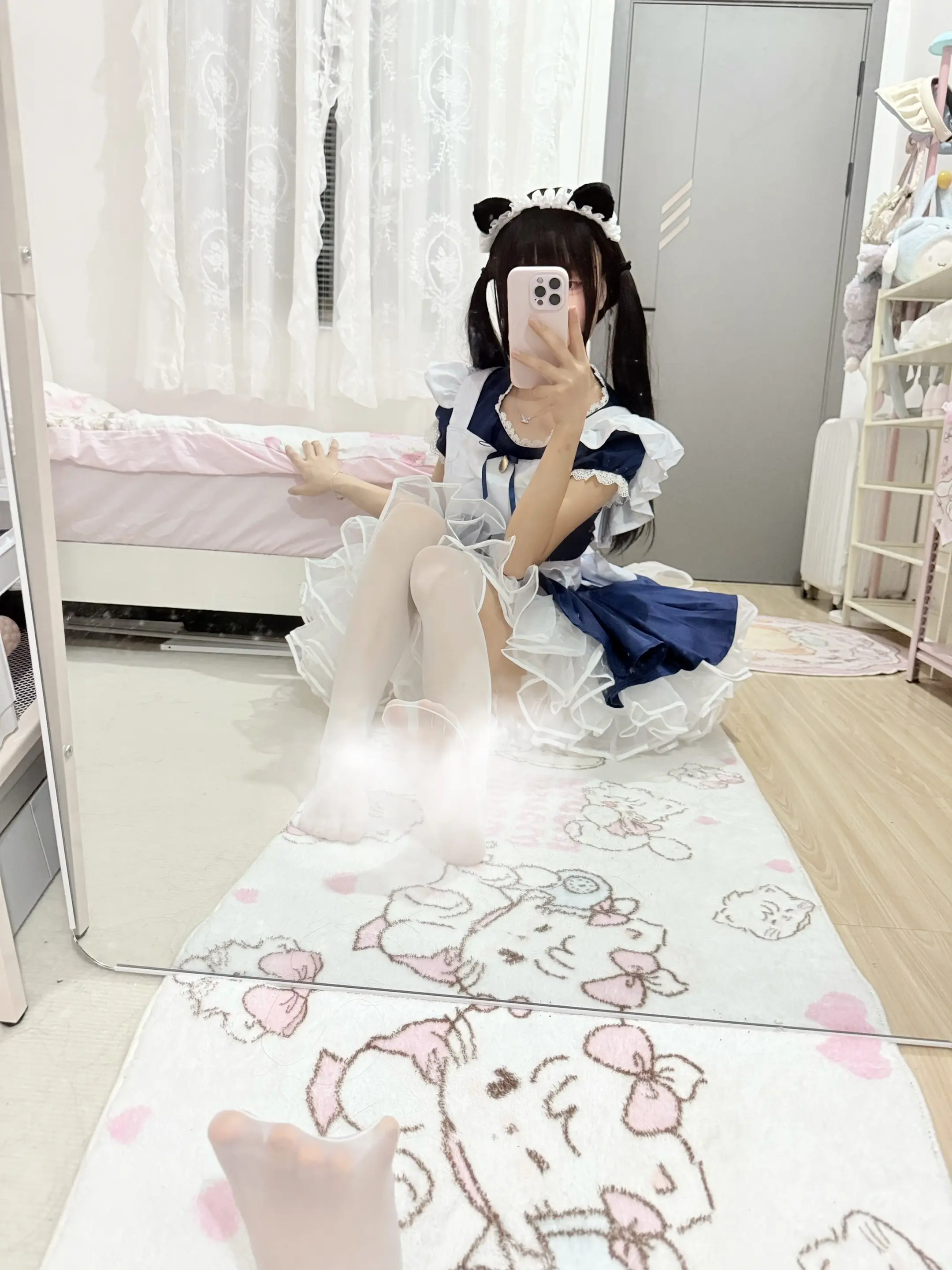 喜欢你才装可爱啊，你以为卖萌很简单吗。