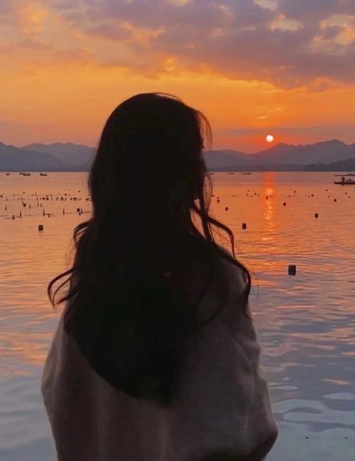 今天刚开工，
旁边的00后小房就开始吐槽了，
过年回家相亲了！（这过年简直就是相