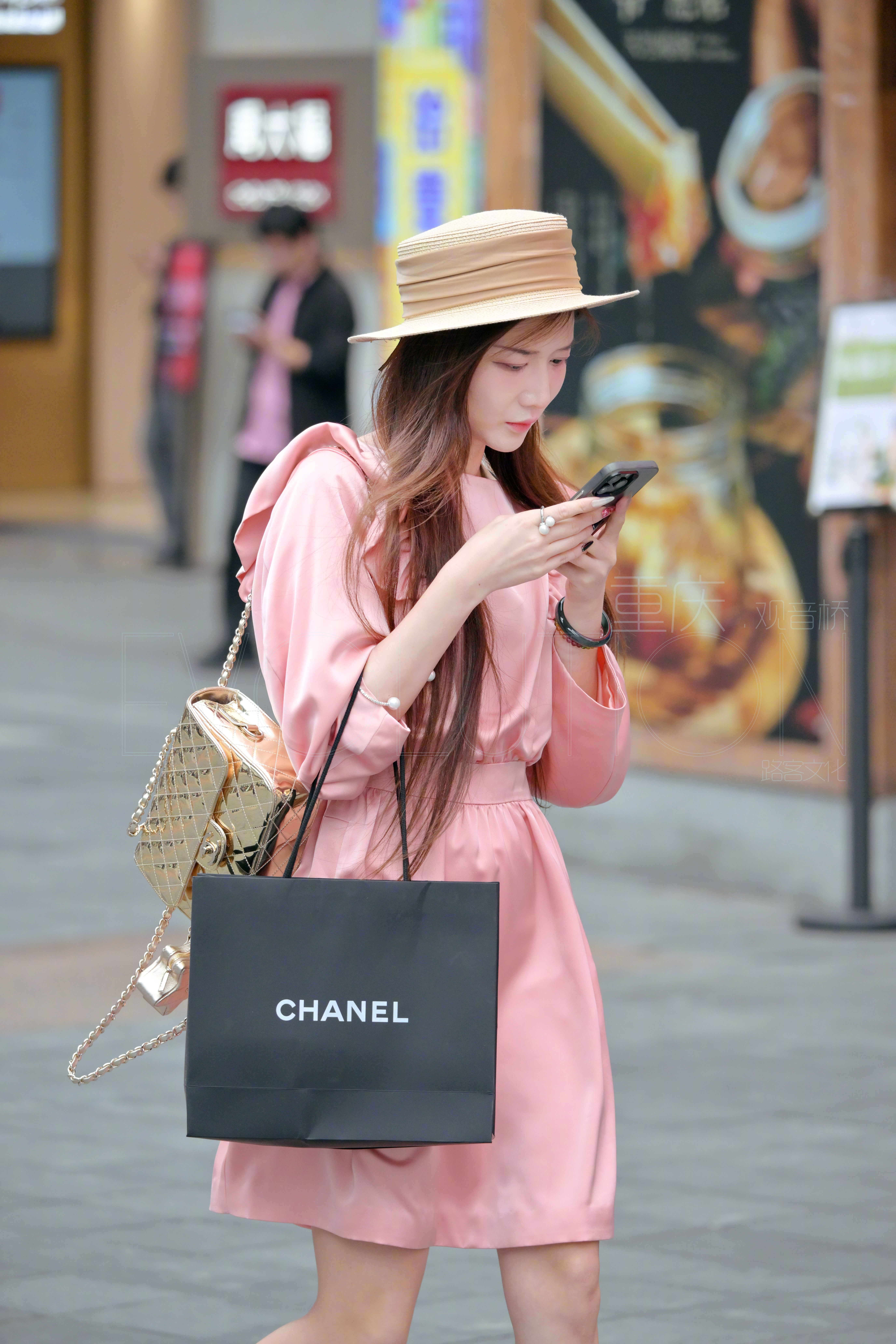 金色的香奈儿一定很贵吧？ ​​​