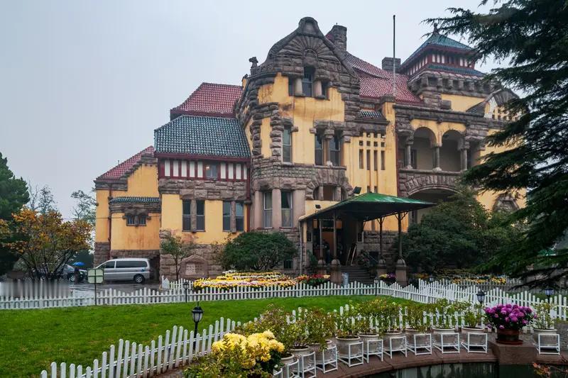 青岛老城区的历史建筑特点鲜明。像德国总督官邸旧址，建于1905年，是德国威廉时代
