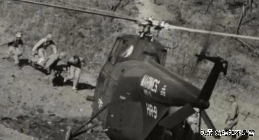 1951年战场上，两个背饭桶的志愿军伙夫，突然看到一架美军直升机降落眼前，他们会