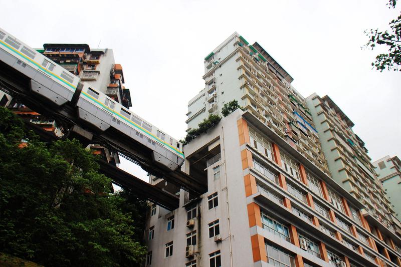 最近网上流传“过年重庆轻轨跑熄火了”，这纯粹是谣言。重庆轨道交通官方都出来辟谣了