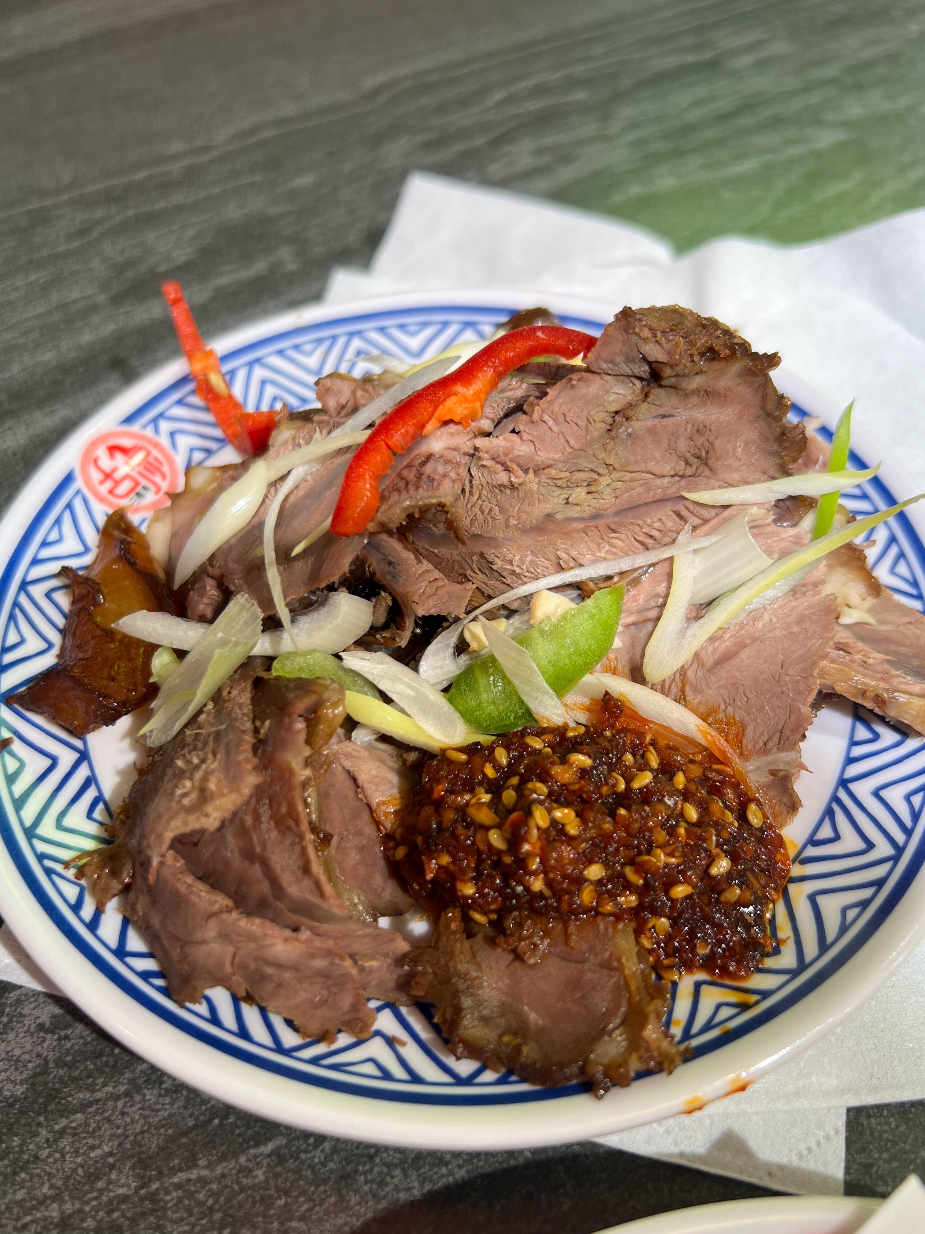 终于吃上了武威著名的“三套车”：面、枣茶（好像也叫“茯茶”），视觉漂亮，味道可以