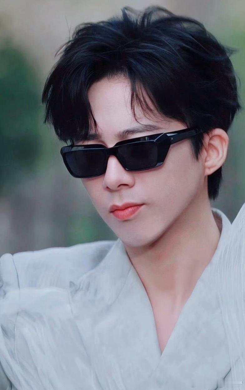 微博之夜微博KING和QUEEN 刘宇宁，你在我面前永远都闪闪发光，就像整个宇宙