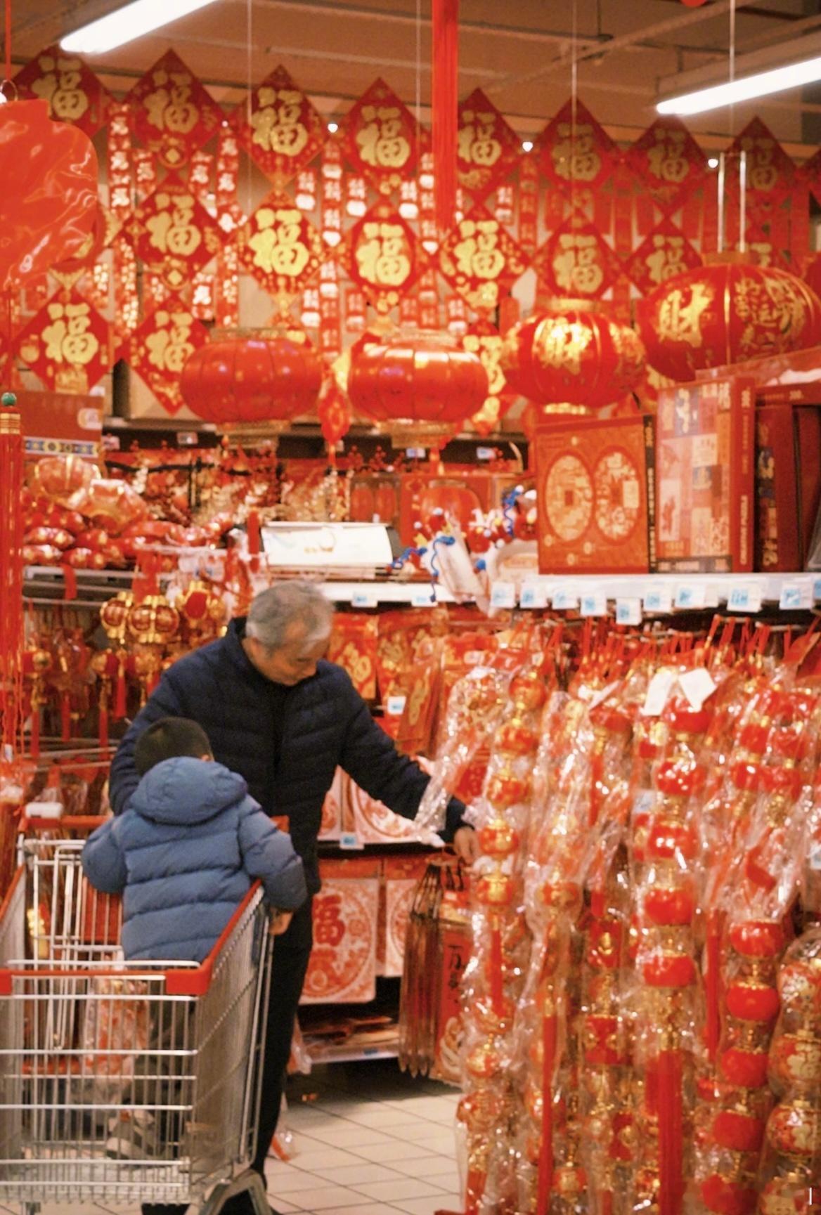 这一刻春节的氛围感具象化了  红灯笼高高挂，鞭炮声连连响，新衣笑脸围一堂，家的温