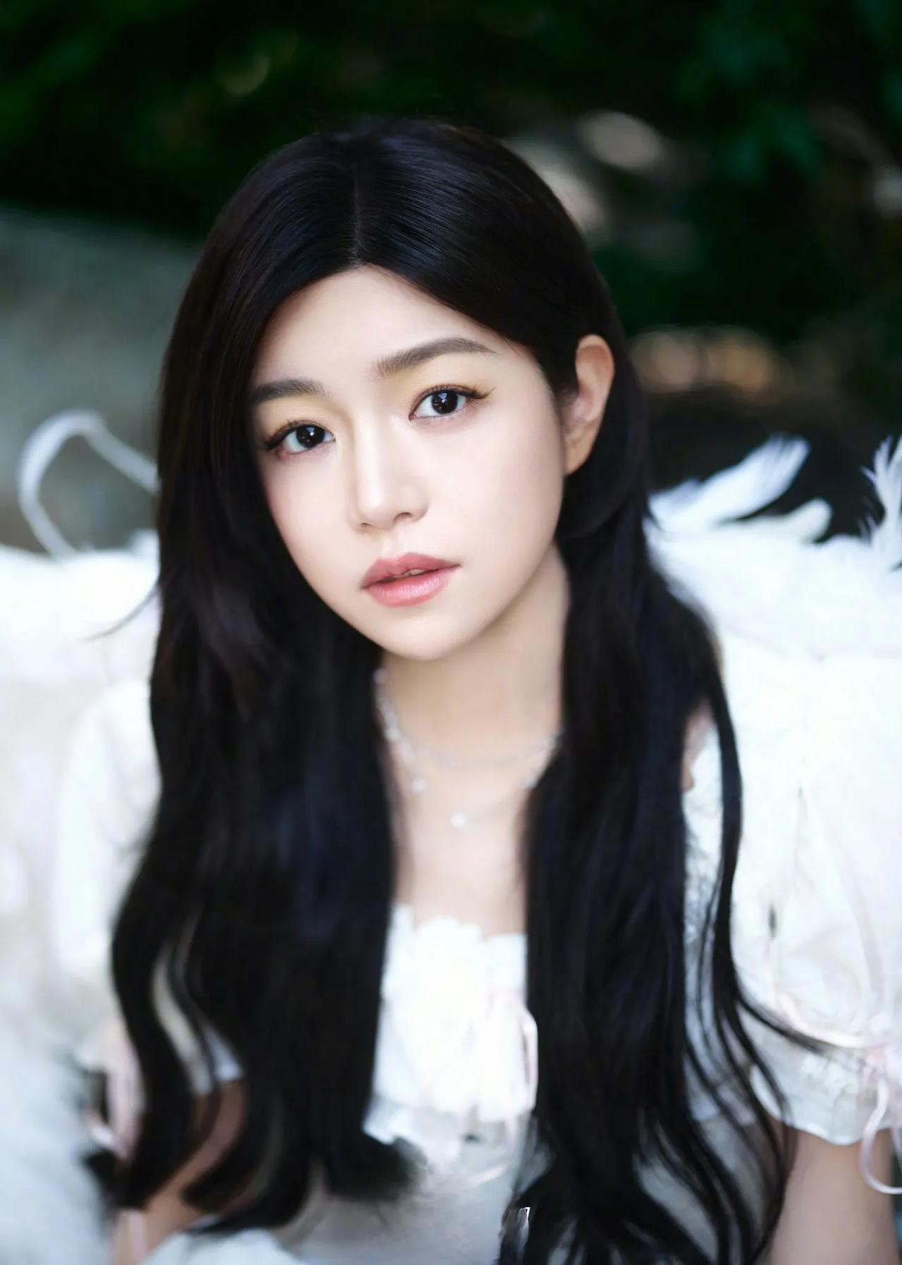 陈妍希离婚后为什么不让儿子回台湾上学
不是回不去，而是不划算
小星星现在在北京上