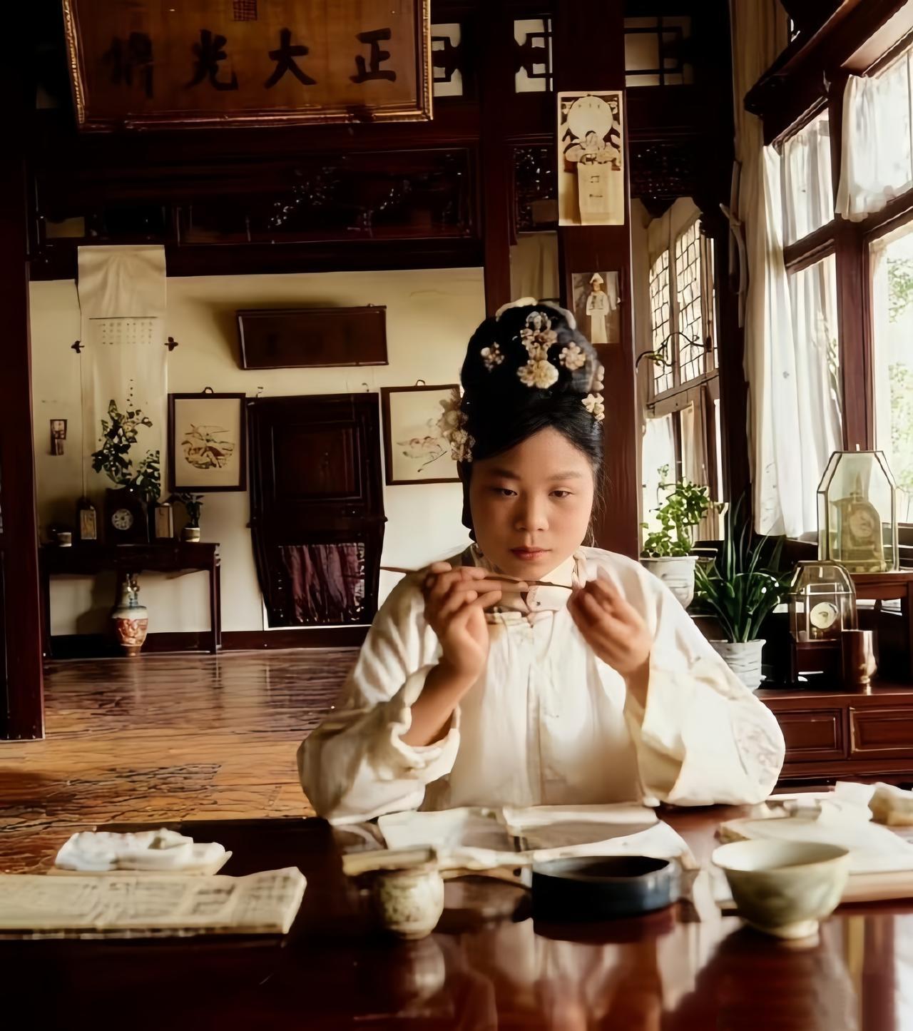 这是中国历史上唯一一位与皇帝离婚的女人。她正是末代皇妃文绣。文绣不算美艳，但清秀
