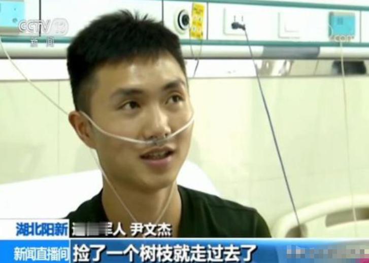 2019年，退伍军人尹文杰在抓小偷时，突然看到了小偷长相，他吃了一惊，赶紧松手，