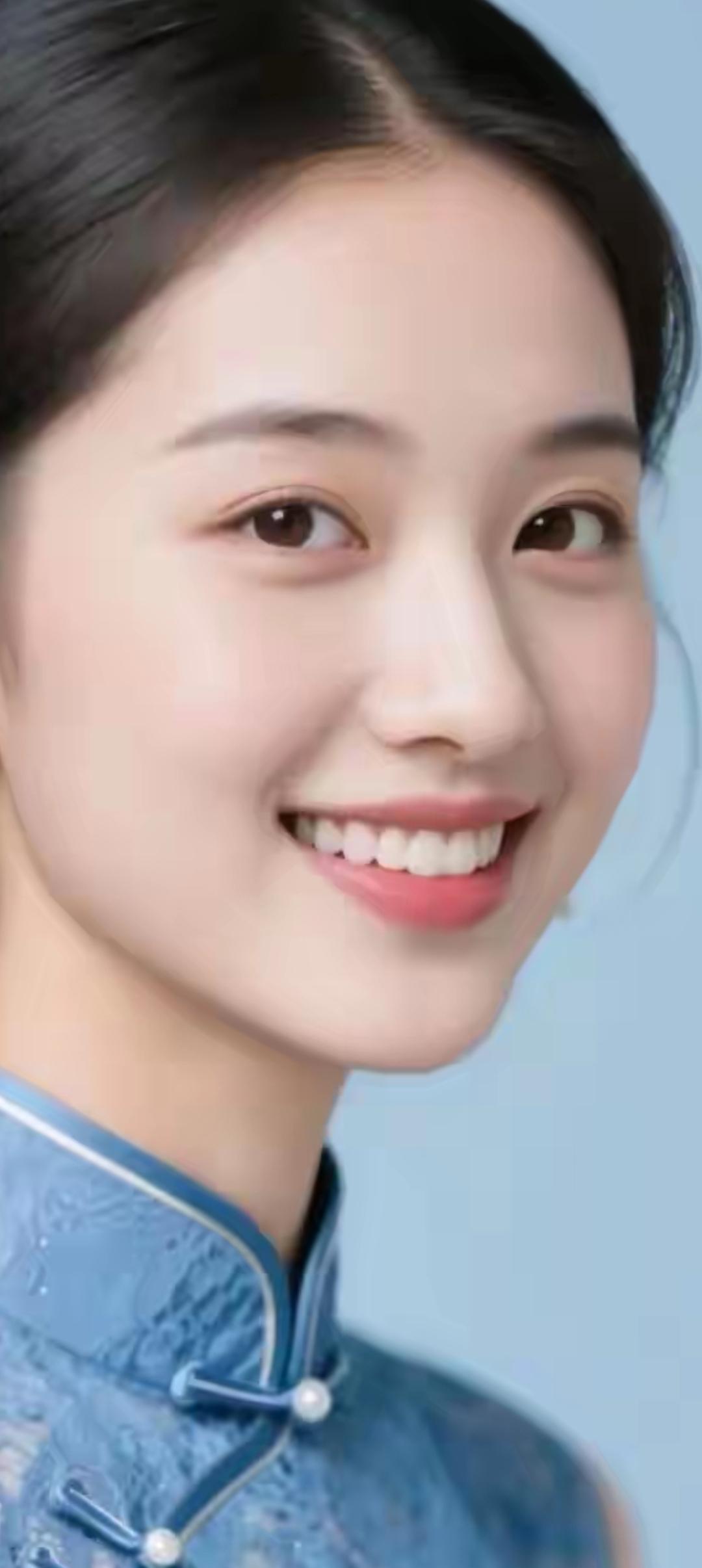温柔甜美的笑容，蓝色旗袍的优雅，宛如画中仙子。