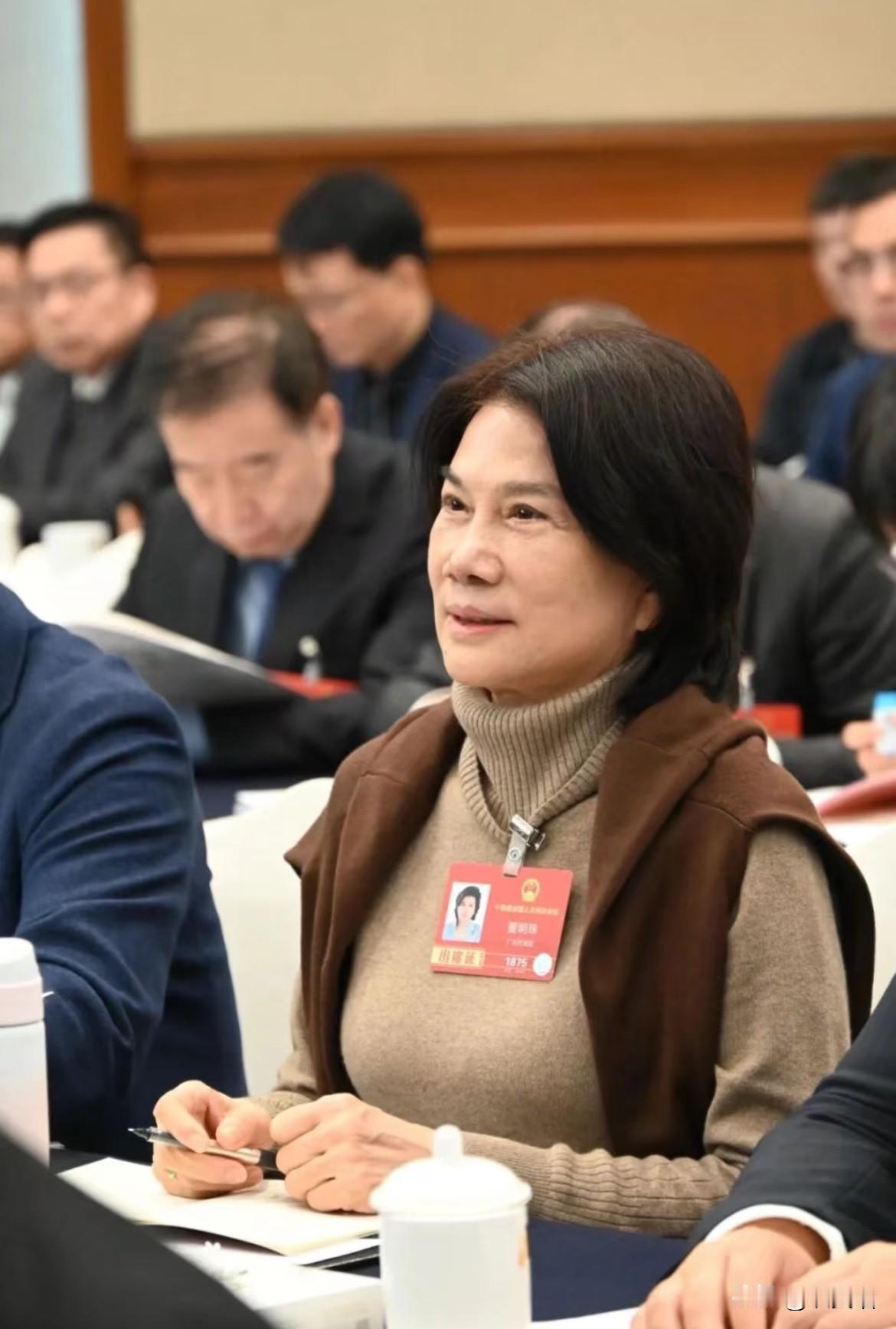 董明珠这回是真低头了。欧洲热浪把气温拱到40度以上，空调直接卖成硬通货，美的、海
