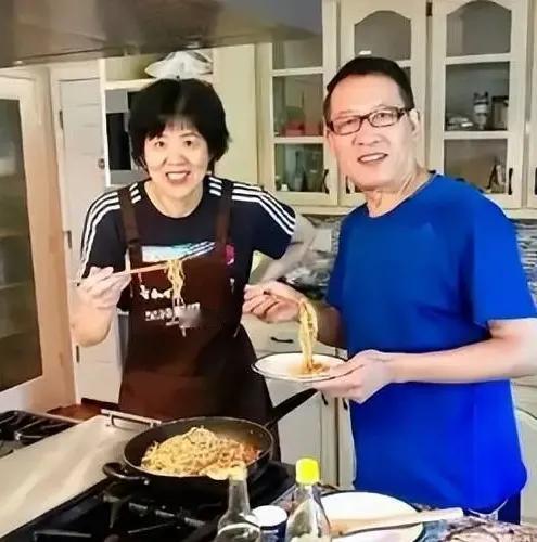 发现郎导特别爱吃面条，不管在国内还是在国外，不管是请客还是自我享用，一碗面条，已