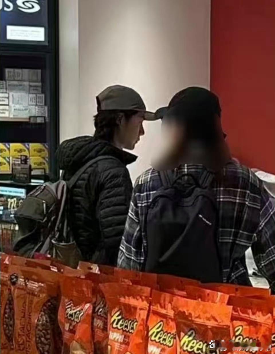 王一博在旧金山吃火锅王一博美洲机场被偶遇，好久没看到新鲜的一博了，是不是已经拍摄