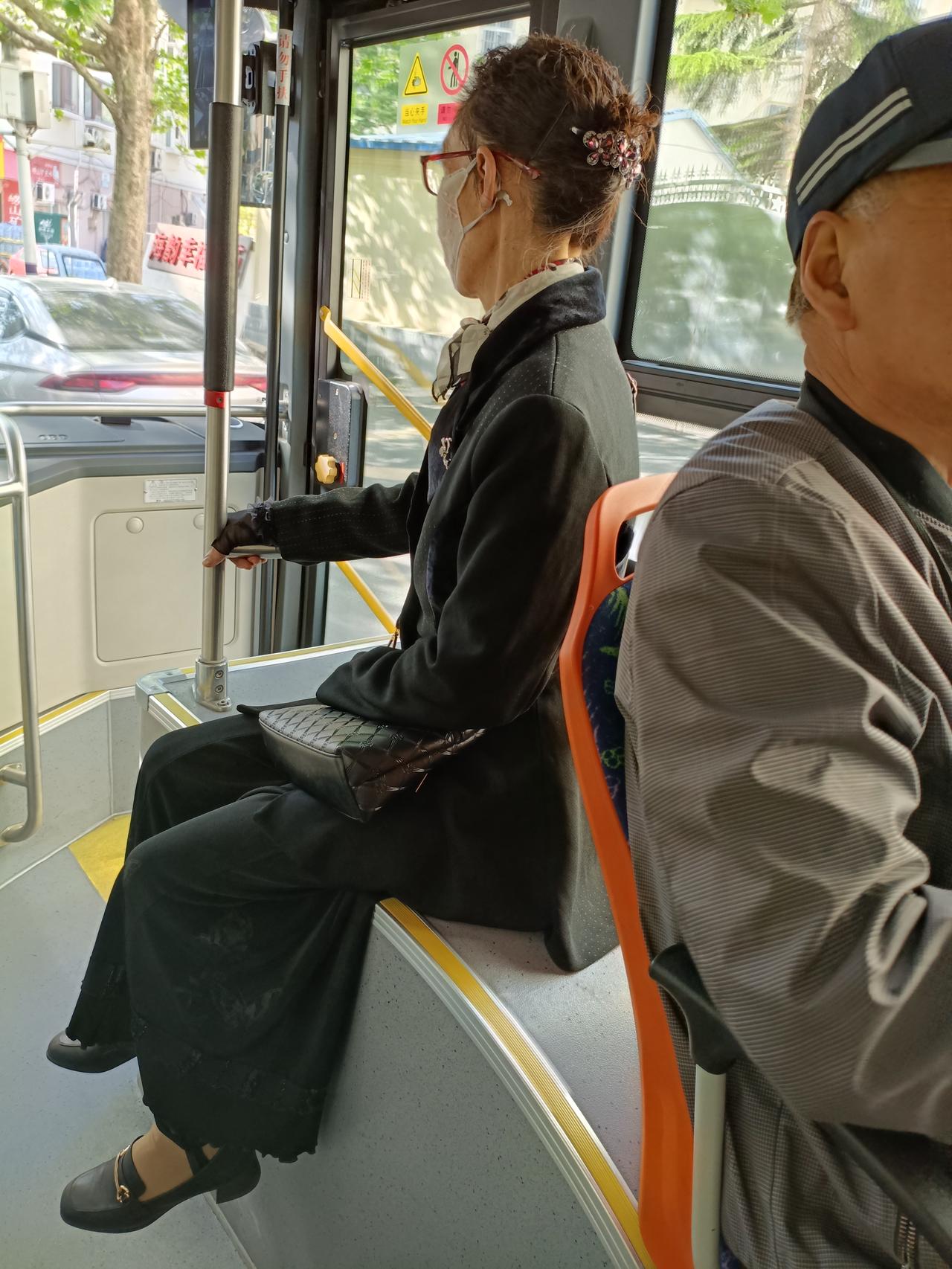 有一天坐上了公交车，站稳以后，习惯性的望向车的前方。在靠近前门车轱辘的位置坐着一