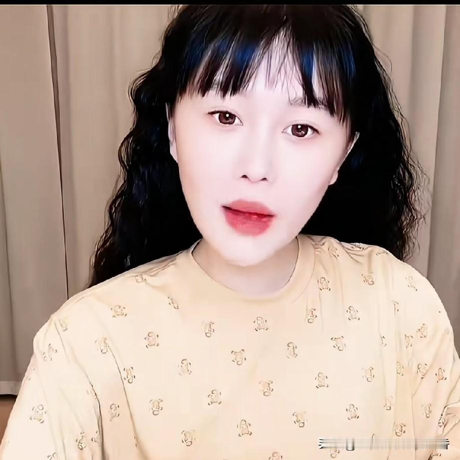 球球在直播的时侯说:“在我的直播间，你怎么说我都可以，但是不能说我爸，也不能说我