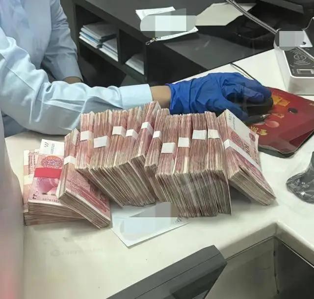 太离谱了！黑龙江一男子对账发现，存着大额工程款的卡上少了8万多，其中好几笔大额取