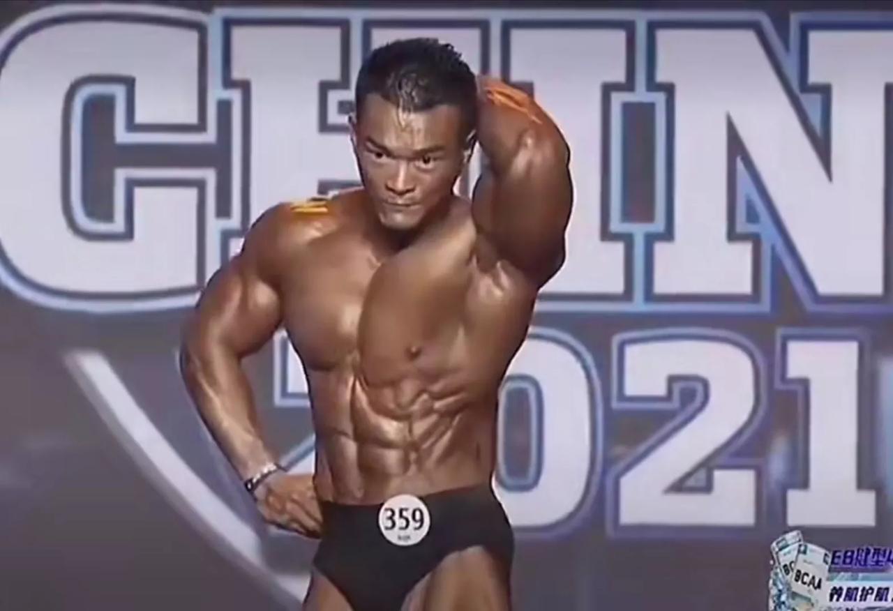 看了李维刚早年的健美视频，忽然忆起三十多年前流行一种健美扑克，就是李维刚这样的姿