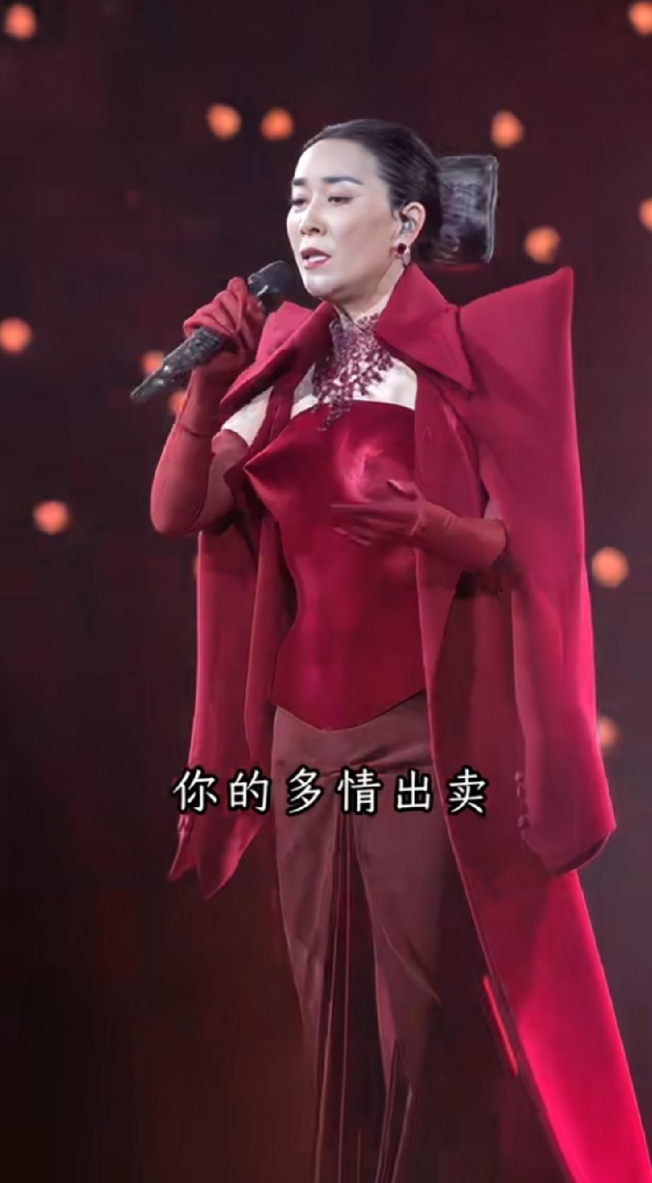 那英演唱会造型好像“魔法师”

还有点黑山姥姥那范儿，现在的老牌明星也需要凹造型
