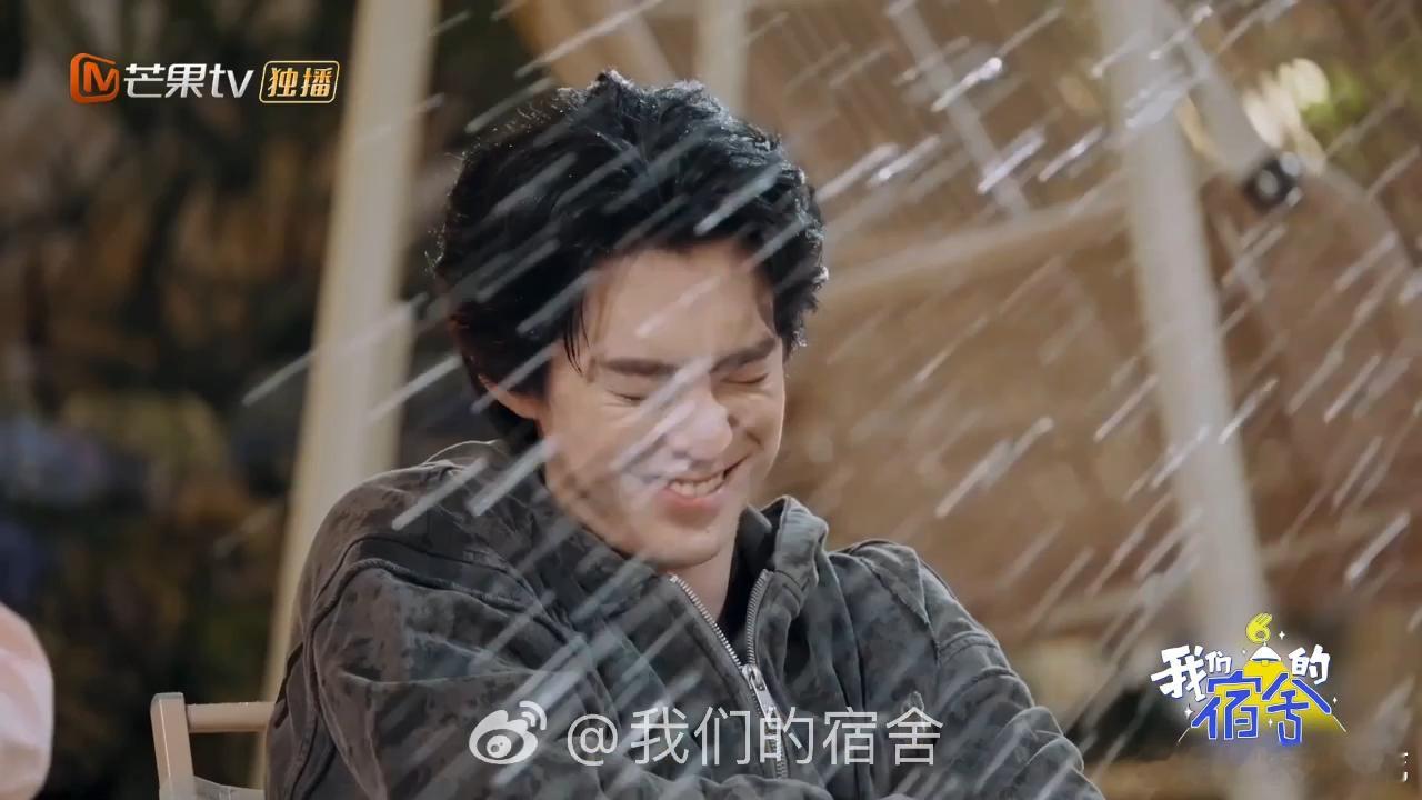 丁程鑫对着王鹤棣就是三连泼王鹤棣被丁程鑫泼懵了 王鹤棣被弟弟丁程鑫三连泼，怎么被