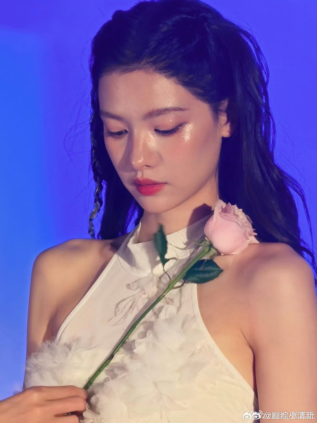 张艺上漂亮张艺上女团门面级美貌 张艺上这是什么神仙颜值！白裙黑长直的造型太戳人，