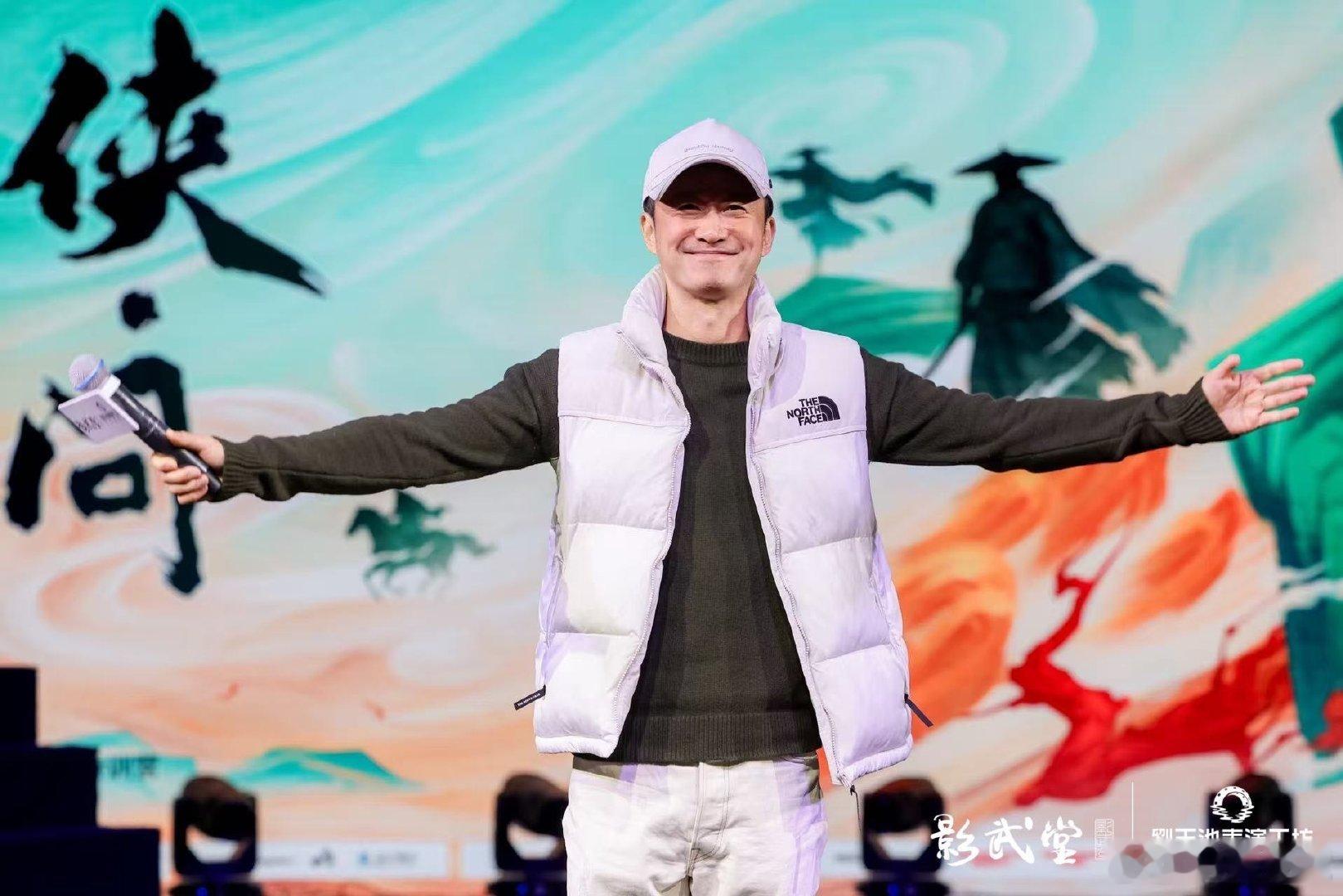 吴京的刀马一个拔刀姿势对味了一眼沦陷！《镖人》官宣海报中，吴京握刀伫立的剪影，把