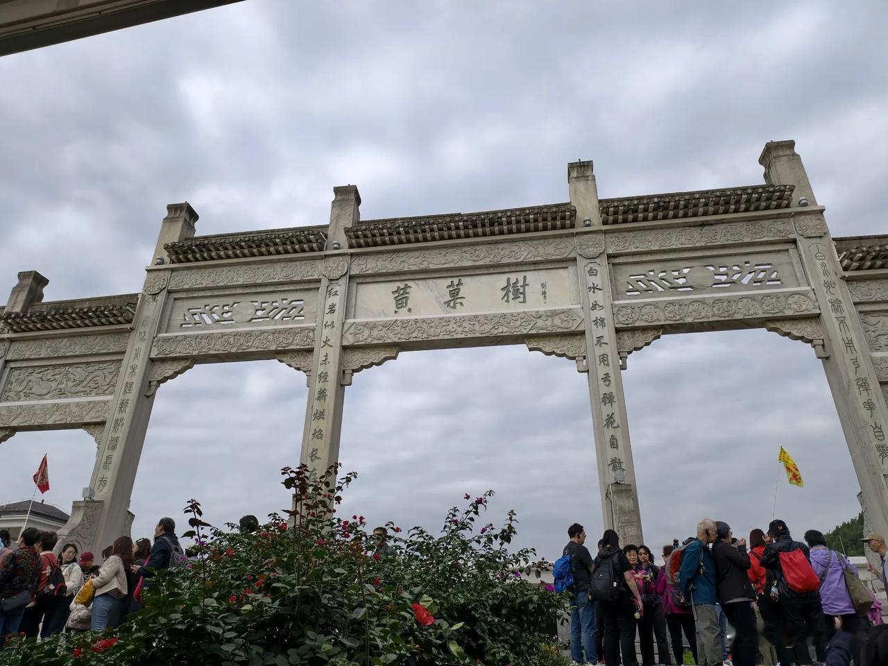 导游介绍：到贵州“三洗”，洗眼、洗胃、洗肺。洗眼用风景、洗肺用空气、洗胃用茅台酒