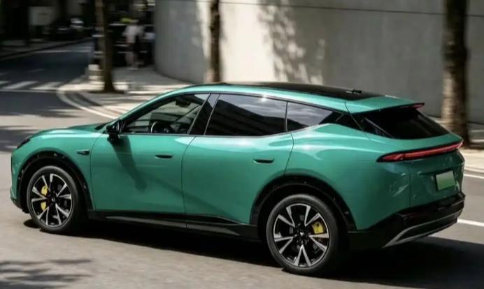 小鹏发布一款溜背SUV-MONA L05，外观漂亮，预售16.98万起！

  