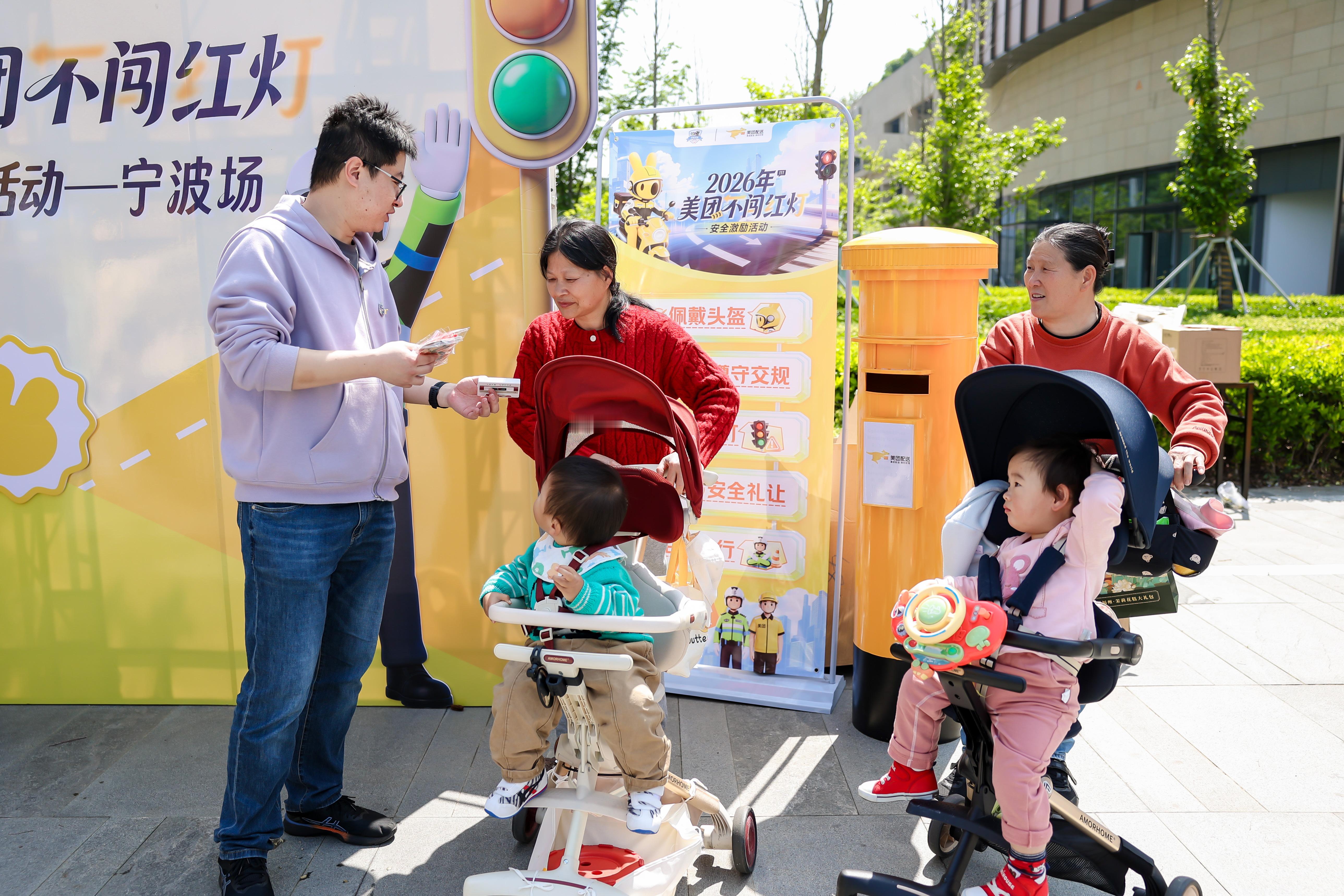 宁波街头骑手不送外卖送福袋果然永远可以相信美团骑士！奔波在路上守护三餐，如今化身