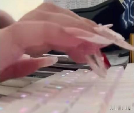 近日，山东聊城，一女子记录自己的上班日常，用长长的美甲操作键盘熟练打字，工作两年