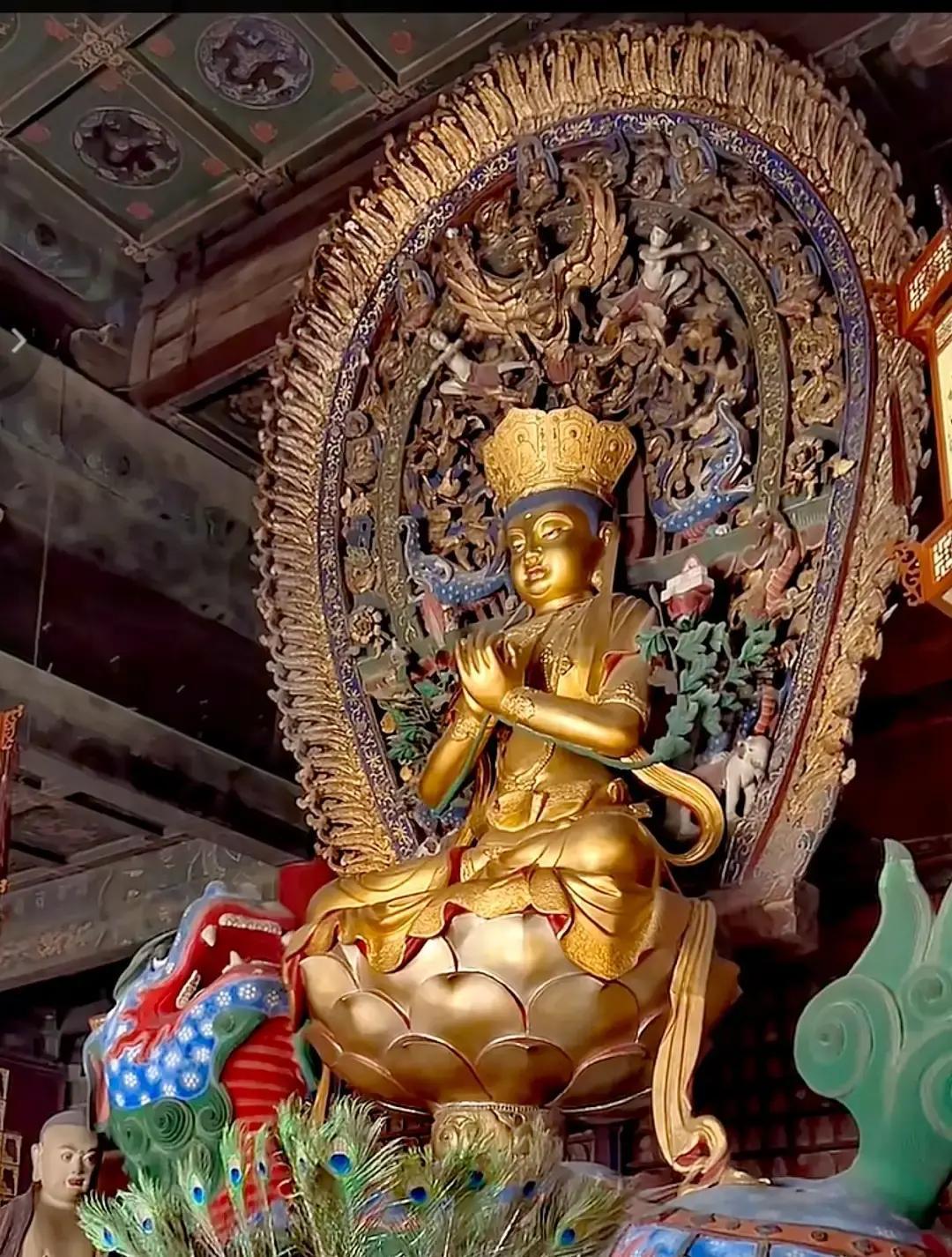 说实话，看了那么多名山大川，真正能让人在一瞬间把心里那股浮躁气按下去的，五台山罗