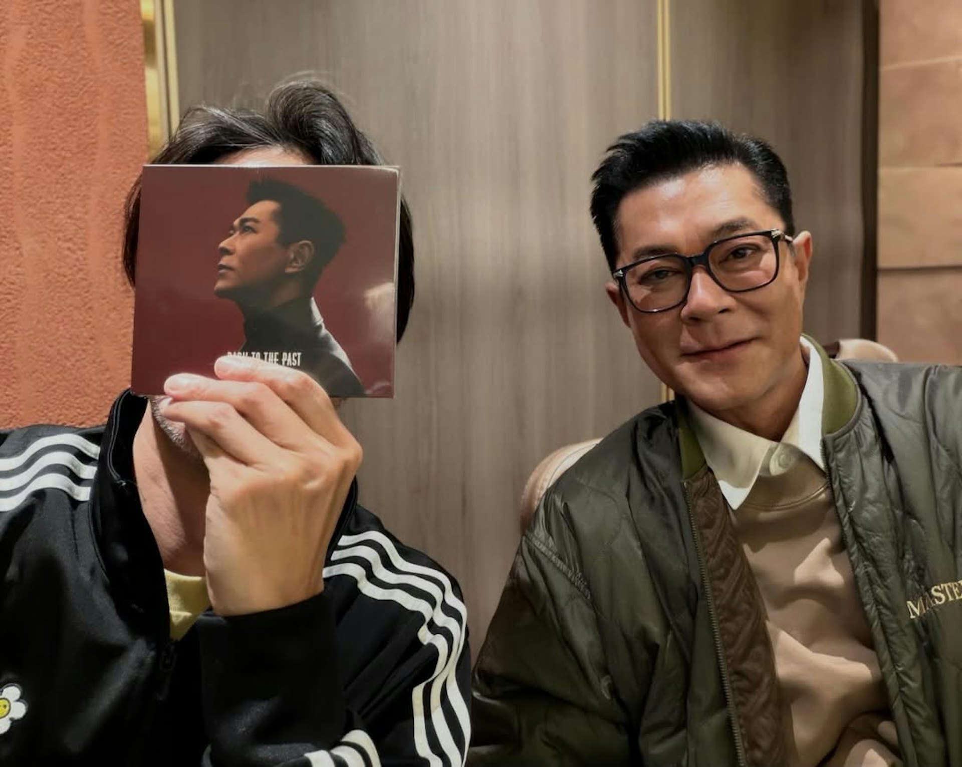 冯德伦于社交媒体发享与古老板的合照，更以古天乐的新CD遮面，笑指争奖项出现一大劲