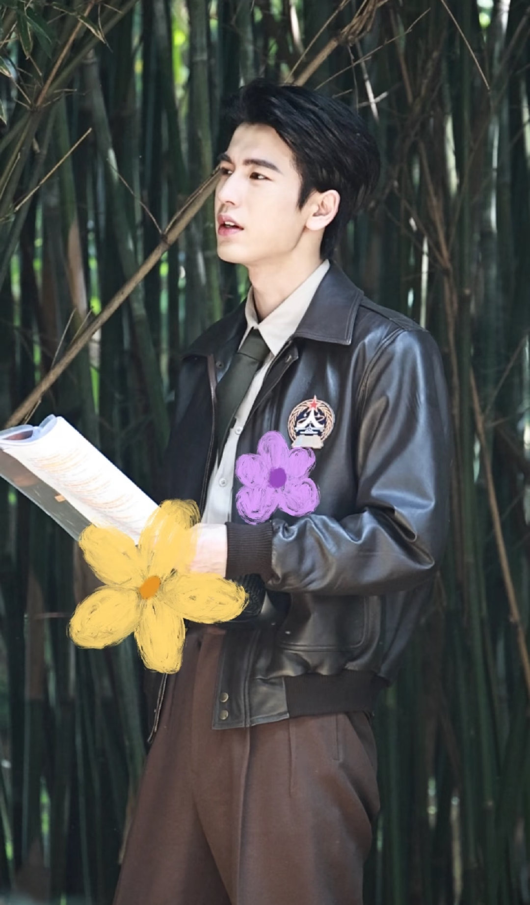 张凌赫这一秒过火竹林皮衣张凌赫制服权威 8月8日，《这一秒过火》路透，身穿皮衣竹
