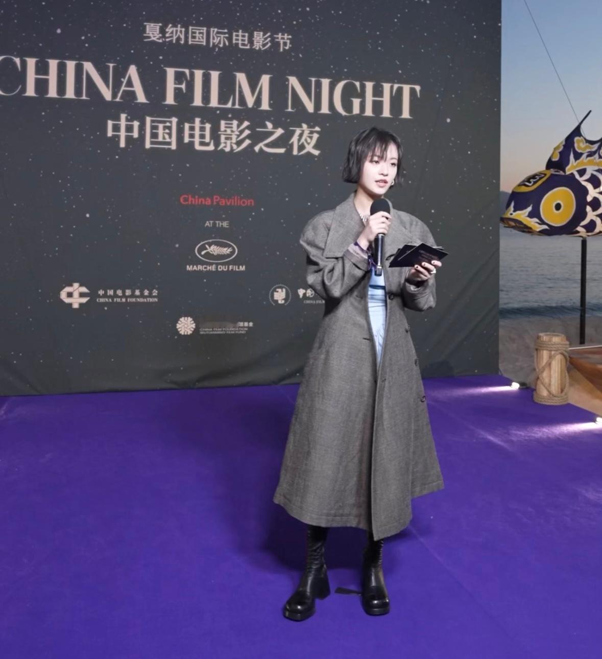 李庚希戛纳英文致辞沉浸浪漫戛纳氛围之中，李庚希真挚流畅进行英文致辞。神情专注态度