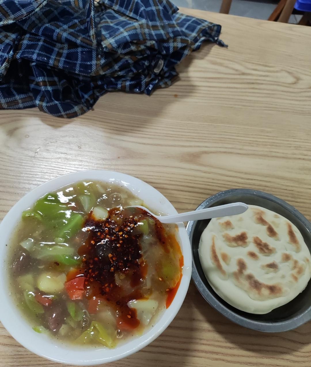 大家帮我看这碗胡辣汤正宗不？[快哭了]
早上起床晚了，赶时间就在单位楼下吃了一碗