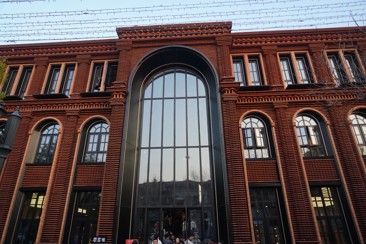 建筑个性十足，把经典欧洲传统三段式建筑特色与天津的滨海城市特质元素相结合， 由造
