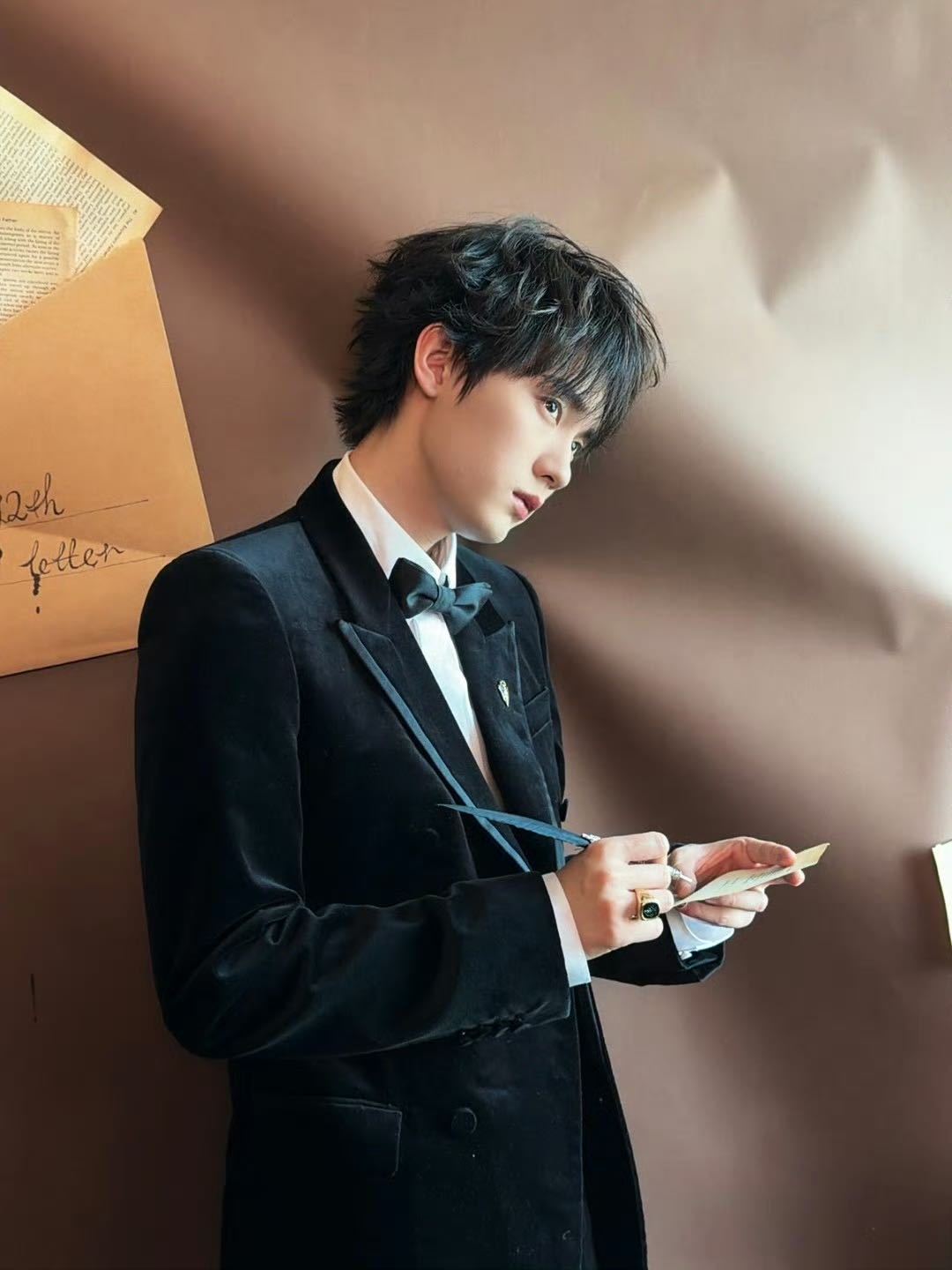 周翊然徐志胜 少爷和我 谁不爱复古小王子周翊然！视界大会丝绒正装造型贵气十足，复